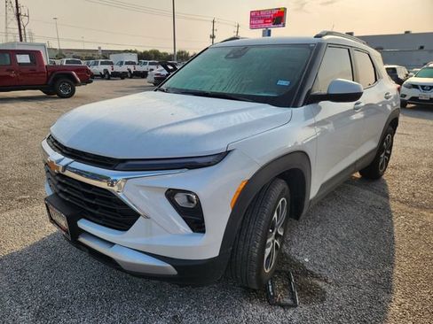 Used 2026 Chevrolet TrailBlazer LT w/ LT Cold Weather Package FWD image 3