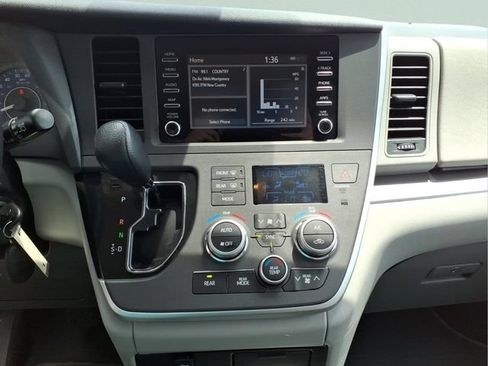 Used 2020 Toyota Sienna L FWD image 18