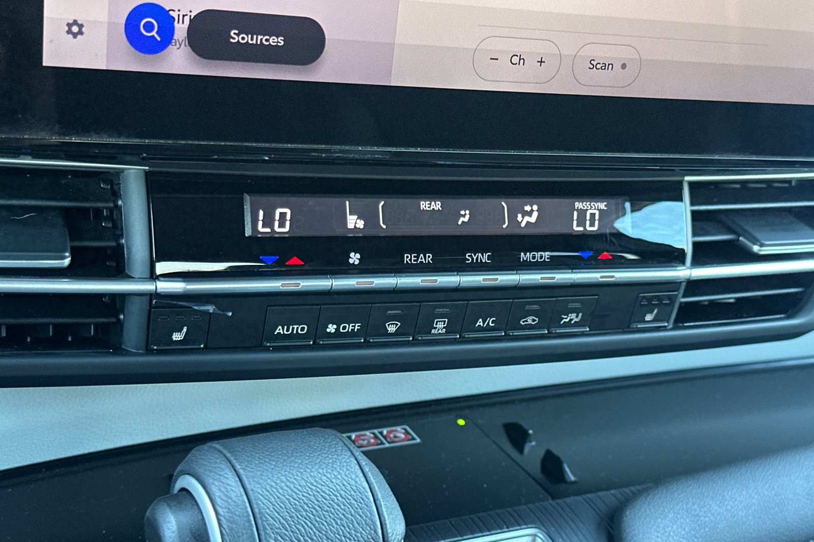 Certified 2025 Toyota Sienna XLE FWD image 24