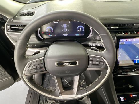 Used 2023 Jeep Grand Cherokee Limited AWD/4WD image 10