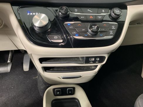 Used 2020 Chrysler Pacifica Touring w/ Tire & Wheel Group FWD image 24