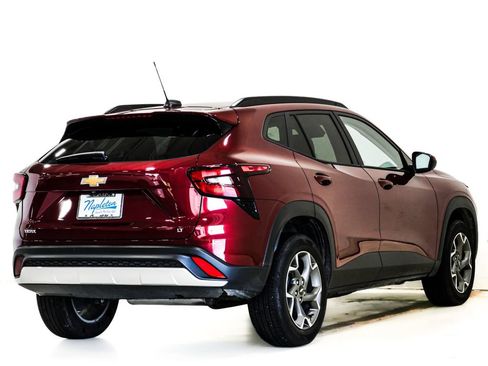 Used 2025 Chevrolet Trax LT FWD image 6