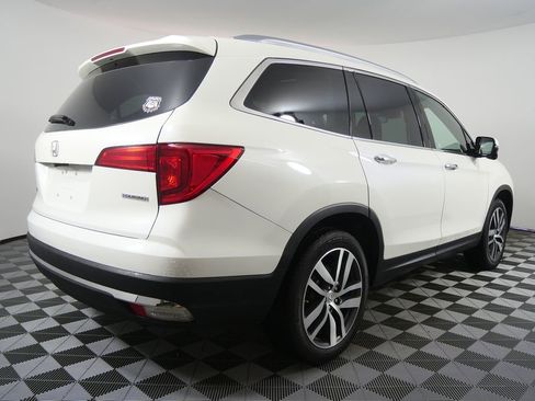 Used 2017 Honda Pilot Touring image 3