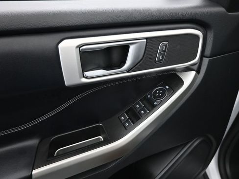 Used 2021 Ford Explorer XLT image 11