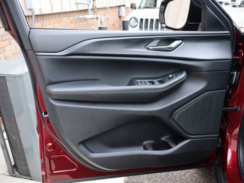 New 2025 Jeep Grand Cherokee Altitude image 8