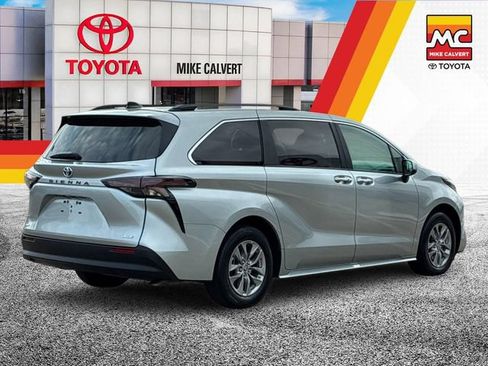 Used 2025 Toyota Sienna XLE FWD image 5