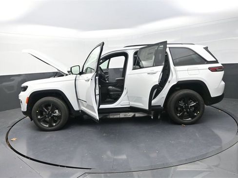 New 2025 Jeep Grand Cherokee Limited image 28