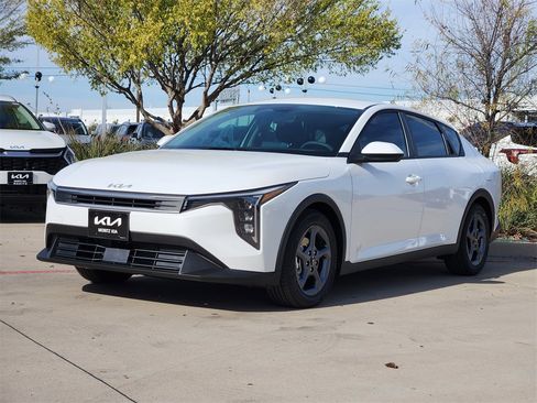 New 2025 Kia K4 LXS image 2