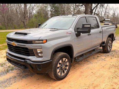 Used 2025 Chevrolet Silverado 2500 Custom w/ Custom Value Package image 4