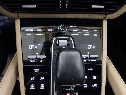 Certified 2023 Porsche Cayenne Platinum Edition image 37