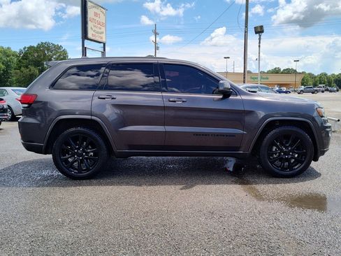 Used 2018 Jeep Grand Cherokee Altitude image 9