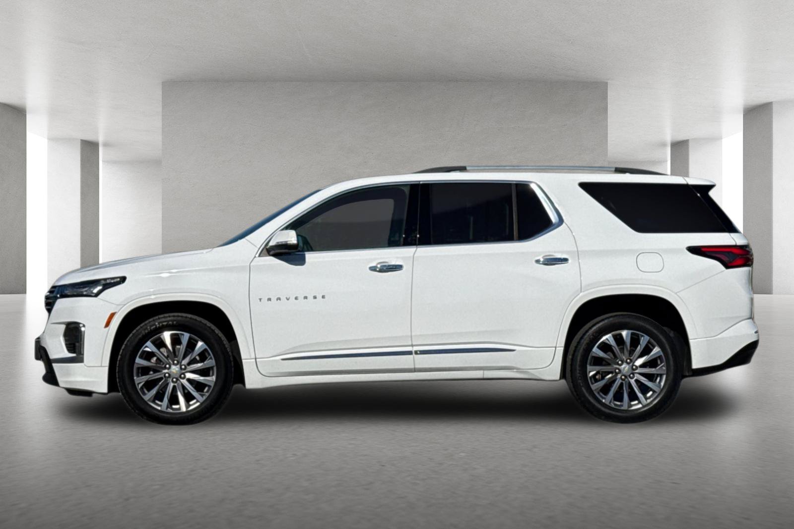 Used 2023 Chevrolet Traverse Premier FWD image 7