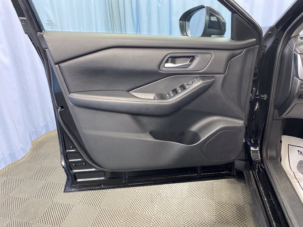 Used 2025 Nissan Rogue SV AWD/4WD image 11