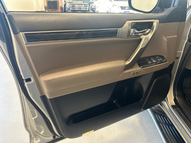 Used 2021 Lexus GX 460 Luxury w/ Accessory Package AWD/4WD image 25