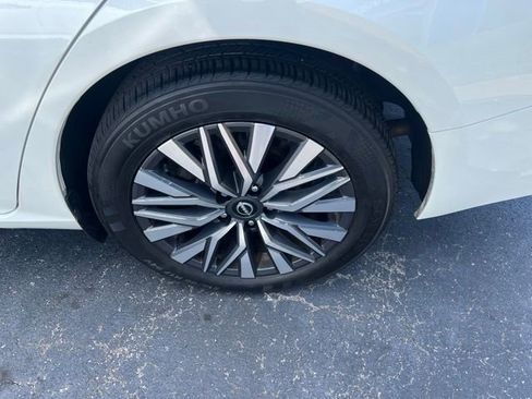 Used 2025 Nissan Altima 2.5 SV FWD image 11