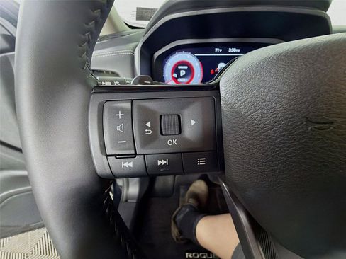 Used 2025 Nissan Rogue SL AWD/4WD image 40