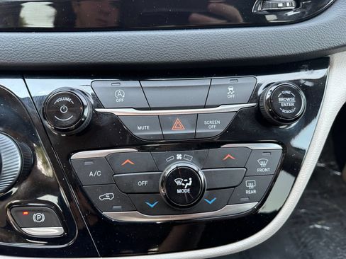 Used 2022 Chrysler Voyager LX FWD image 28