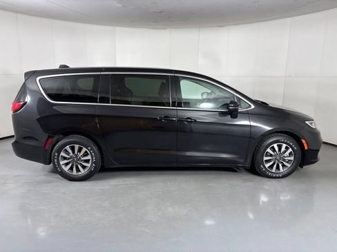 Used 2023 Chrysler Pacifica Touring-L FWD image 9