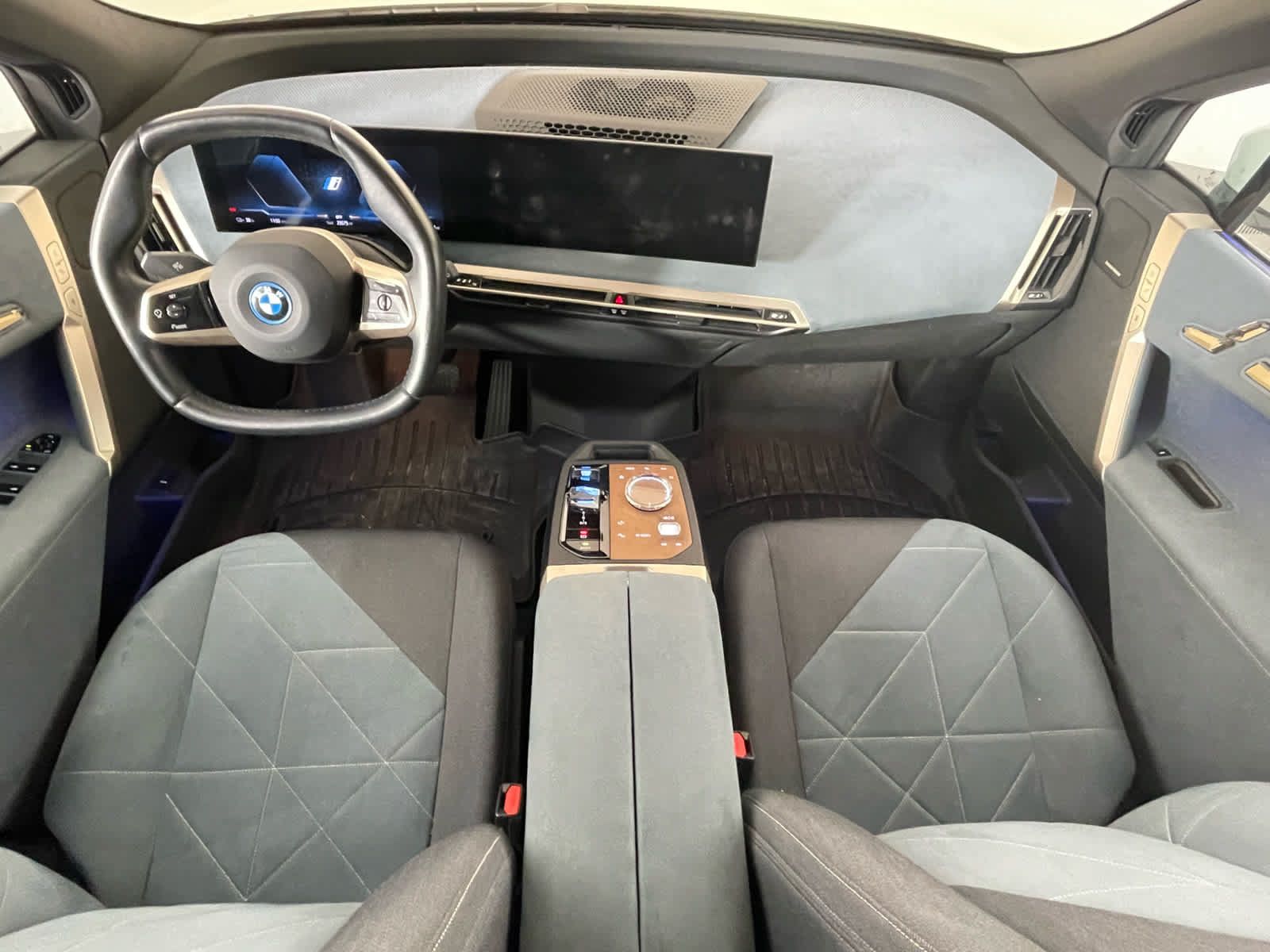 Used 2024 BMW iX xDrive50 w/ Premium Package AWD/4WD image 11
