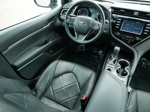 Used 2018 Toyota Camry XLE FWD image 9