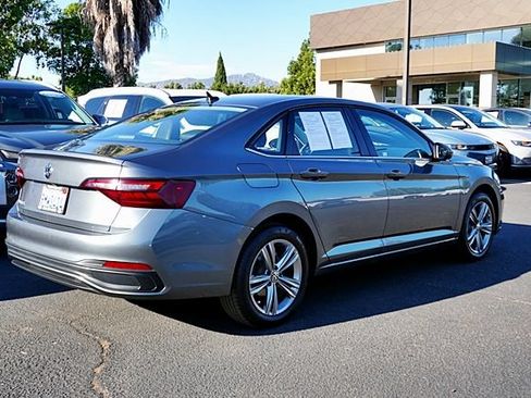 Used 2024 Volkswagen Jetta SE FWD image 8