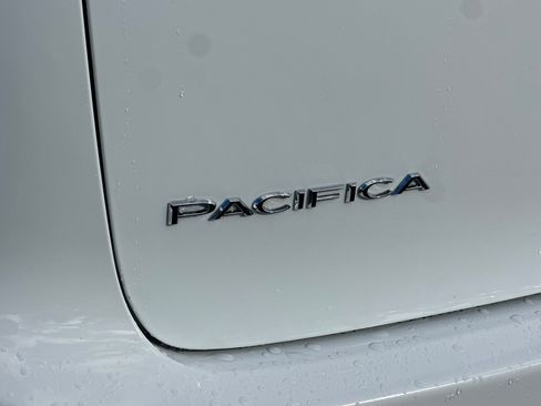 Used 2024 Chrysler Pacifica Touring-L image 28