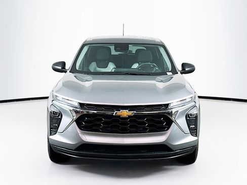 Used 2025 Chevrolet Trax LS image 2