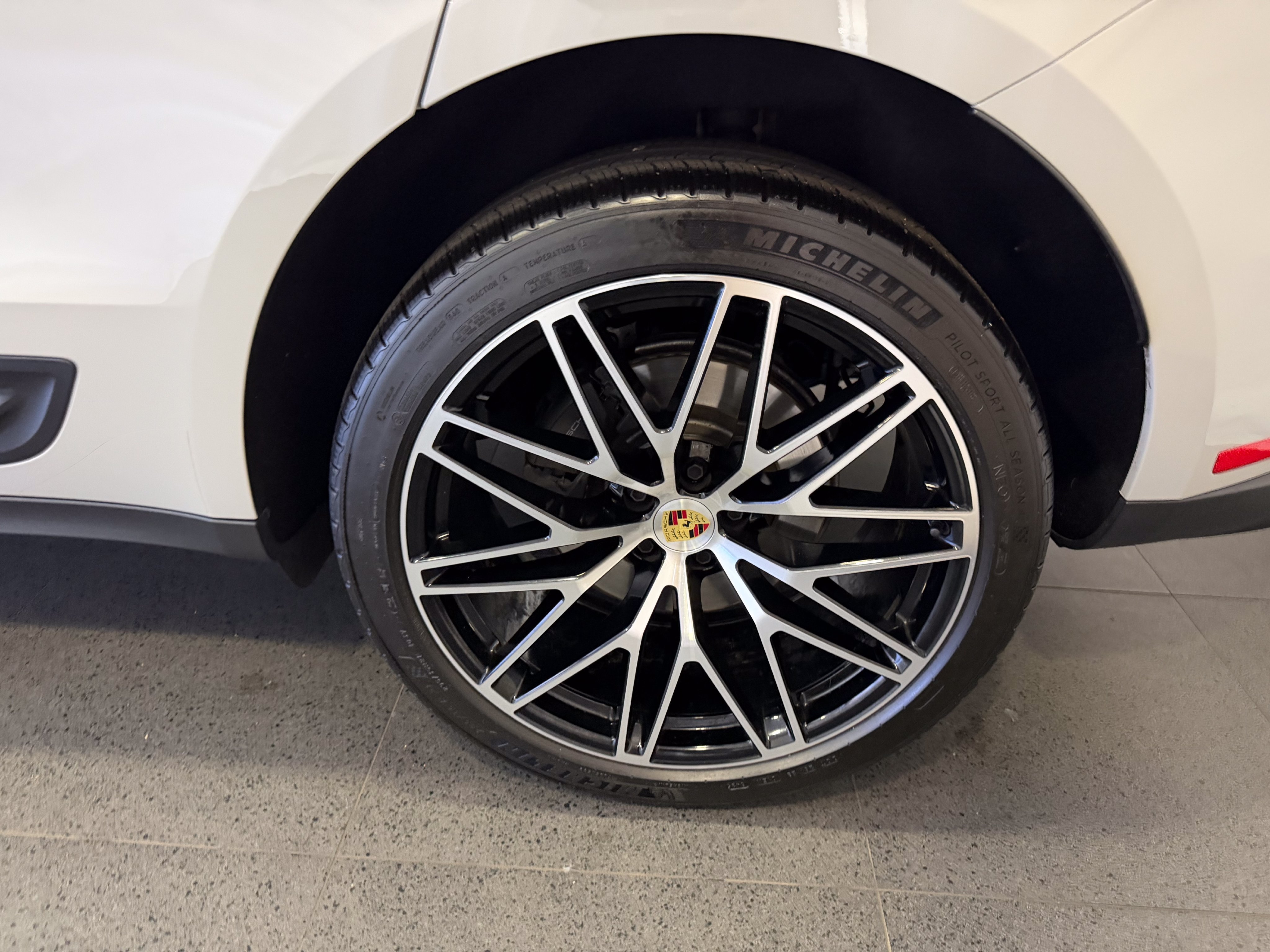 Certified 2026 Porsche Macan AWD/4WD image 11