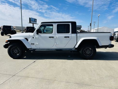 Used 2024 Jeep Gladiator Sport image 33