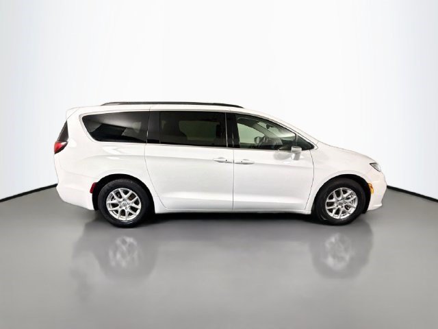 Used 2022 Chrysler Pacifica Touring-L FWD image 11