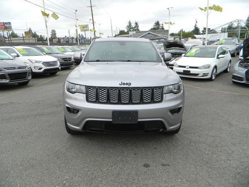 Used 2017 Jeep Grand Cherokee Altitude AWD/4WD image 3