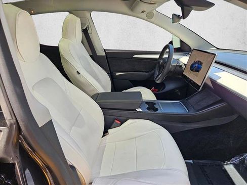 Used 2024 Tesla Model Y 2WD image 27