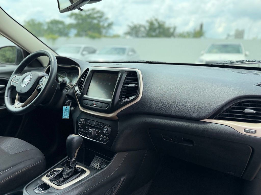 Used 2015 Jeep Cherokee Latitude FWD image 14