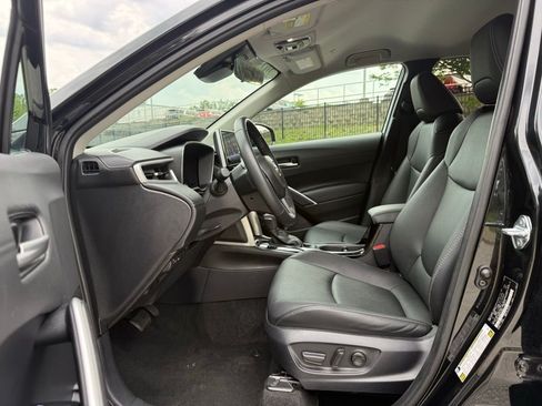 Used 2025 Toyota Corolla Cross XLE FWD image 23
