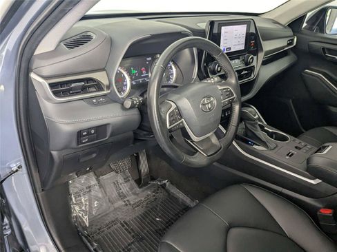Used 2023 Toyota Highlander XLE FWD image 14