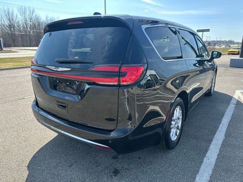 Used 2024 Chrysler Pacifica Touring-L image 16