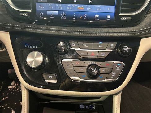 Used 2023 Chrysler Pacifica Limited image 27
