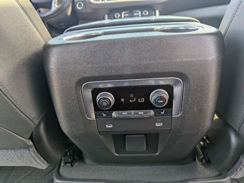 Used 2021 Chevrolet Suburban Z71 w/ Z71 Signature Package AWD/4WD image 32