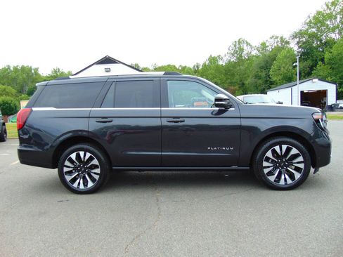 Used 2025 Ford Expedition Platinum w/ Driver's Package AWD/4WD image 2
