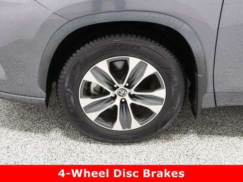 Used 2022 Toyota Highlander XLE image 11
