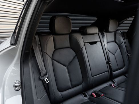 Certified 2025 Porsche Macan AWD/4WD image 32