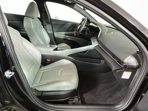 Used 2025 Hyundai Elantra Limited FWD image 31