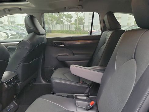Used 2022 Toyota Highlander Limited image 6