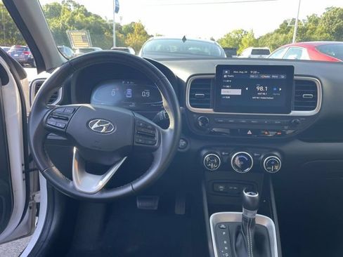 Used 2024 Hyundai Venue SEL FWD image 14