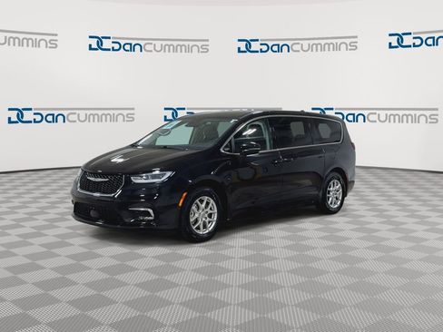Used 2024 Chrysler Pacifica Touring-L image 4
