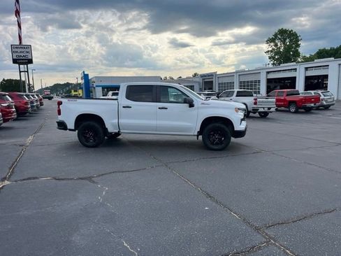 Used 2022 Chevrolet Silverado 1500 LT Trail Boss w/ Convenience Package II AWD/4WD image 2