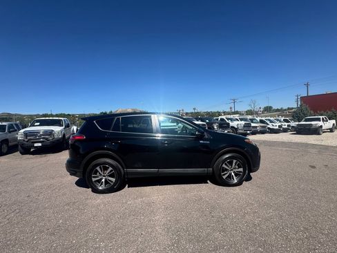 Used 2018 Toyota RAV4 XLE AWD/4WD image 2