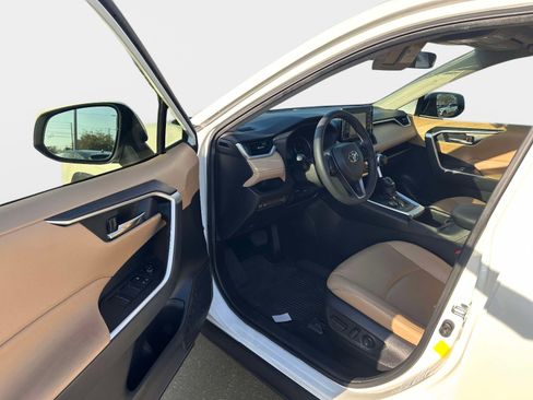Used 2022 Toyota RAV4 XLE Premium image 11