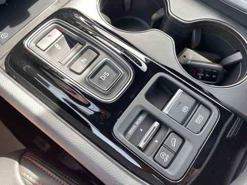 Used 2025 Honda Pilot TrailSport image 34