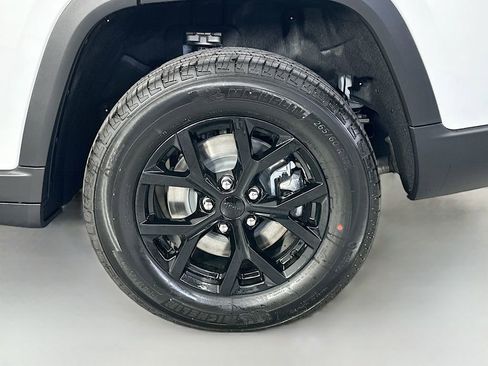 New 2026 Jeep Grand Cherokee L 2WD image 17